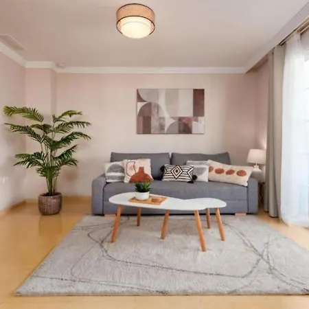 Stylish Spacious Apt, Comfy Pool Prime Location